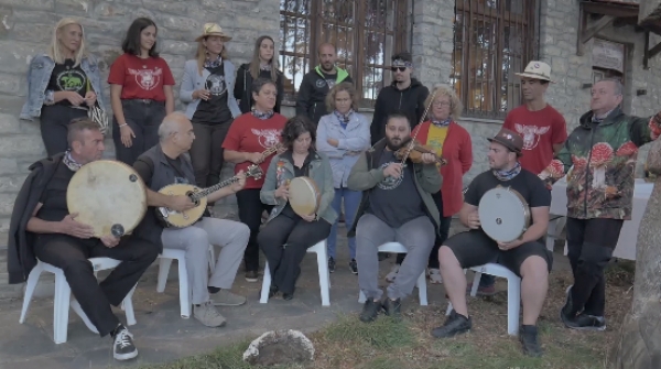 &Eta; &epsilon;&kappa;&pi;&omicron;&mu;&pi;ή  "&Theta;&alpha; &tau;&alpha; &Pi;&omicron;ύ&mu;&epsilon; &sigma;&tau;&omicron; &Chi;&omega;&rho;&iota;ό" &sigma;&tau;&alpha; &Omicron;&rho;&epsilon;&iota;&nu;ά &Gamma;&rho;&epsilon;&beta;&epsilon;&nu;ά