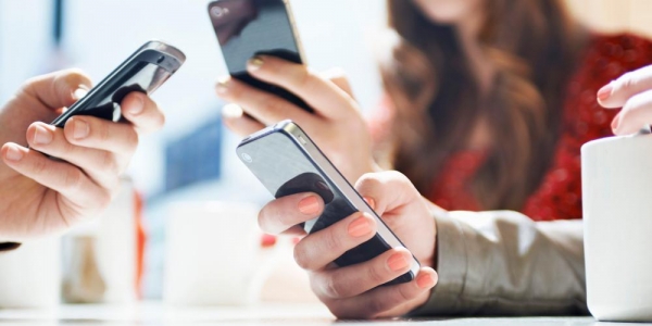 &Tau;&alpha;&upsilon;&tau;ό&tau;&eta;&tau;&alpha; &kappa;&alpha;&iota; &delta;&iota;&pi;&lambda;ώ&mu;&alpha;&tau;&alpha; &omicron;&delta;ή&gamma;&eta;&sigma;&eta;&sigmaf; &sigma;&tau;&alpha; &kappa;&iota;&nu;&eta;&tau;ά &tau;&eta;&lambda;έ&phi;&omega;&nu;&alpha; &alpha;&pi;ό &tau;&omicron;&nu; &Iota;&omicron;ύ&lambda;&iota;&omicron;