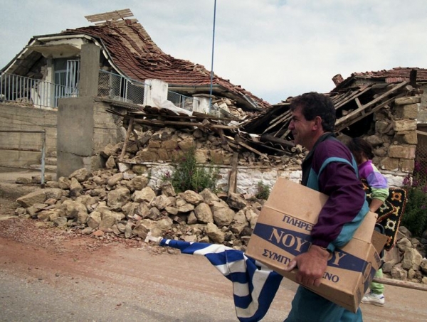 O &sigma;&epsilon;&iota;&sigma;&mu;ό&sigmaf; &tau;&eta;&sigmaf; 13&eta;&sigmaf; &Mu;&alpha;ΐ&omicron;&upsilon; &tau;&omicron;&upsilon; 1995 (video)