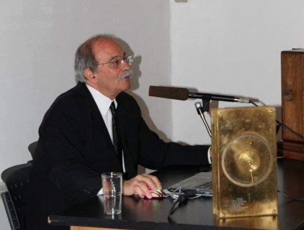 &Omicron; &Alpha;&sigma;&tau;&rho;&omicron;&nu;&omicron;&mu;&iota;&kappa;ό&sigmaf; &Sigma;ύ&lambda;&lambda;&omicron;&gamma;&omicron;&sigmaf; &Delta;&upsilon;&tau;&iota;&kappa;ή&sigmaf; &Mu;&alpha;&kappa;&epsilon;&delta;&omicron;&nu;ί&alpha;&sigmaf; &alpha;&pi;&omicron;&chi;&alpha;&iota;&rho;&epsilon;&tau;ά &tau;&omicron;&nu; &phi;ί&lambda;&omicron; &kappa;&alpha;&iota; &sigma;&upsilon;&nu;&epsilon;&rho;&gamma;ά&tau;&eta; &kappa;&alpha;&theta;&eta;&gamma;&eta;&tau;ή &Gamma;&iota;ά&nu;&nu;&eta; &Sigma;&epsilon;&iota;&rho;&alpha;&delta;ά&kappa;&eta;.