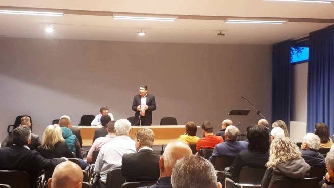 &Omicron;&mu;&iota;&lambda;ί&alpha; &tau;&omicron;&upsilon; &Upsilon;&pi;.&Delta;&eta;&mu;ά&rho;&chi;&omicron;&upsilon; &Delta;&eta;&mu;&omicron;&sigma;&theta;έ&nu;&eta; &Kappa;&omicron;&upsilon;&pi;&tau;&sigma;ί&delta;&eta; &sigma;&tau;&omicron;&upsilon;&sigmaf; &Gamma;&rho;&epsilon;&beta;&epsilon;&nu;&iota;ώ&tau;&epsilon;&sigmaf; &tau;&eta;&sigmaf; &Epsilon;&lambda;&alpha;&sigma;&sigma;ό&nu;&alpha;&sigmaf; &kappa;&alpha;&iota; &tau;&omicron;&upsilon; &Tau;&upsilon;&rho;&nu;ά&beta;&omicron;&upsilon;.