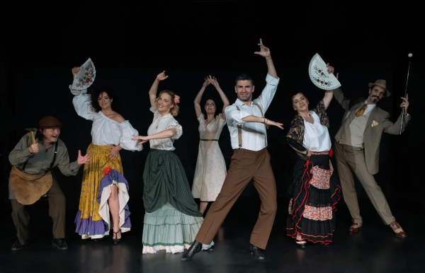 &laquo;&Alpha;&chi; έ&rho;&omega;&tau;&alpha;...!&raquo;  &Gamma;&rho;&epsilon;&beta;&epsilon;&nu;ά, &laquo;&Theta;έ&alpha;&tau;&rho;&omicron; &Kappa;&alpha;&sigma;&tau;&rho;ά&kappa;&iota;&raquo;