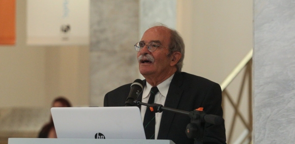 Έ&phi;&upsilon;&gamma;&epsilon; &omicron; &sigma;&pi;&omicron;&upsilon;&delta;&alpha;ί&omicron;&sigmaf; &kappa;&alpha;&theta;&eta;&gamma;&eta;&tau;ή&sigmaf; &Gamma;&iota;ά&nu;&nu;&eta;&sigmaf; &Sigma;&epsilon;&iota;&rho;&alpha;&delta;ά&kappa;&eta;&sigmaf;- &Tau;&alpha; &tau;&epsilon;&lambda;&epsilon;&upsilon;&tau;&alpha;ί&alpha; &pi;&rho;&omicron;&phi;&eta;&tau;&iota;&kappa;ά &tau;&omicron;&upsilon; &lambda;ό&gamma;&iota;&alpha;