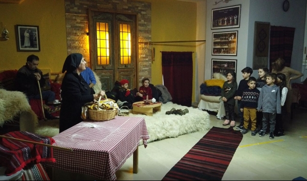 "&Eta; &Phi;&alpha;&gamma;&omicron;ύ&rho;&alpha;...&tau;&omega;&nu; &Chi;&rho;&iota;&sigma;&tau;&omicron;&upsilon;&gamma;έ&nu;&nu;&omega;&nu;" (video)