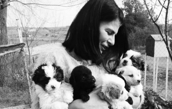 &Alpha;&phi;&iota;έ&rho;&omega;&mu;&alpha; &sigma;&tau;&omicron; Never Walk Alone. &Mu;&alpha;&rho;ί&kappa;&alpha; &Kappa;&alpha;&mu;ά&rho;&eta;. &Mu;&iota;&alpha; &gamma;&upsilon;&nu;&alpha;ί&kappa;&alpha; &phi;ύ&lambda;&alpha;&kappa;&alpha;&sigmaf; ά&gamma;&gamma;&epsilon;&lambda;&omicron;&sigmaf; &gamma;&iota;&alpha; &chi;&iota;&lambda;&iota;ά&delta;&epsilon;&sigmaf; &alpha;&delta;έ&sigma;&pi;&omicron;&tau;&alpha; &sigma;&epsilon; ό&lambda;&eta; &tau;&eta;&nu; &Epsilon;&lambda;&lambda;ά&delta;&alpha;