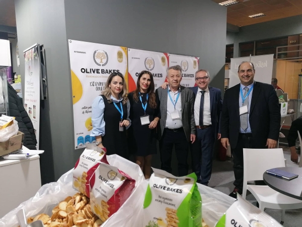 &Sigma;&upsilon;&mu;&mu;&epsilon;&tau;&omicron;&chi;ή &tau;&eta;&sigmaf; &Pi;&epsilon;&rho;&iota;&phi;έ&rho;&epsilon;&iota;&alpha;&sigmaf; &Delta;&upsilon;&tau;&iota;&kappa;ή&sigmaf; &Mu;&alpha;&kappa;&epsilon;&delta;&omicron;&nu;ί&alpha;&sigmaf; &sigma;&tau;&eta;&nu; &laquo;7&eta; &Epsilon;&Xi;&Pi;&Omicron;&Tau;&Rho;&Omicron;&Phi;&raquo;