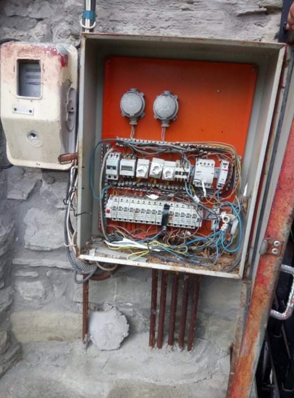 &Delta;ή&mu;&omicron;&sigmaf; &Gamma;&rho;&epsilon;&beta;&epsilon;&nu;ώ&nu;: &Kappa;ί&nu;&delta;&upsilon;&nu;&omicron;&sigmaf; &eta;&lambda;&epsilon;&kappa;&tau;&rho;&omicron;&pi;&lambda;&eta;&xi;ί&alpha;&sigmaf; &alpha;&pi;ό &delta;&omicron;&lambda;&iota;&omicron;&phi;&theta;&omicron;&rho;έ&sigmaf; &sigma;&epsilon; &kappa;&iota;&beta;ώ&tau;&iota;&alpha; &delta;&iota;&alpha;&nu;&omicron;&mu;ή&sigmaf; &rho;&epsilon;ύ&mu;&alpha;&tau;&omicron;&sigmaf;