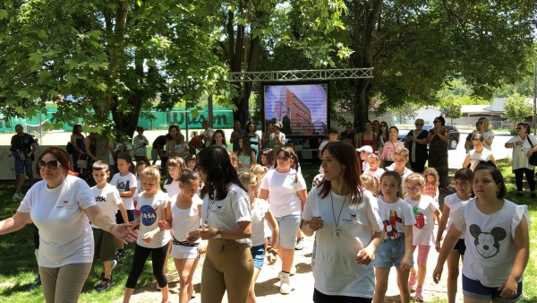 &Tau;&alpha; &delta;&iota;&kappa;ά &mu;&alpha;&sigmaf; &pi;&alpha;&iota;&delta;&iota;ά, &tau;&omega;&nu; &Kappa;&Delta;&Alpha;&Pi; smart junior, &alpha;&pi;&lambda;ώ&nu;&omicron;&upsilon;&nu; &tau;&omicron; &chi;έ&rho;&iota; &sigma;&tau;&alpha; &pi;&alpha;&iota;&delta;&iota;ά &tau;&eta;&sigmaf; &Kappa;&iota;&beta;&omega;&tau;&omicron;ύ &tau;&omicron;&upsilon; &Kappa;ό&sigma;&mu;&omicron;&upsilon; (VIDEO)