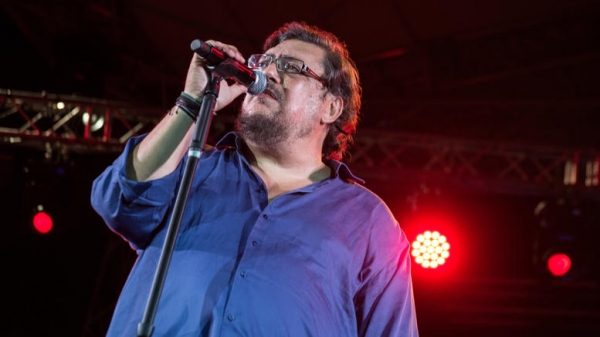 &Sigma;&omicron;&kappa;: &Pi;έ&theta;&alpha;&nu;&epsilon; &xi;&alpha;&phi;&nu;&iota;&kappa;ά &omicron; &Lambda;&alpha;&upsilon;&rho;έ&nu;&tau;&eta;&sigmaf; &Mu;&alpha;&chi;&alpha;&iota;&rho;ί&tau;&sigma;&alpha;&sigmaf; &sigma;&epsilon; &eta;&lambda;&iota;&kappa;ί&alpha; 63 &epsilon;&tau;ώ&nu;