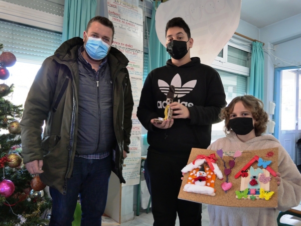 &Delta;ώ&rho;&alpha; &kappa;&alpha;&iota; &epsilon;&upsilon;&chi;έ&sigmaf; &alpha;&pi;ό &tau;&omicron;&nu; &Delta;ή&mu;&omicron; &Gamma;&rho;&epsilon;&beta;&epsilon;&nu;ώ&nu; &sigma;&tau;&omicron;&upsilon;&sigmaf; &delta;ύ&omicron; &mu;&alpha;&theta;&eta;&tau;έ&sigmaf; &tau;&omicron;&upsilon; &Delta;&eta;&mu;&omicron;&tau;&iota;&kappa;&omicron;ύ &Sigma;&chi;&omicron;&lambda;&epsilon;ί&omicron;&upsilon; &tau;&eta;&sigmaf; &Kappa;&omicron;&iota;&nu;ό&tau;&eta;&tau;&alpha;&sigmaf; &Kappa;&rho;&alpha;&nu;&iota;ά&sigmaf;