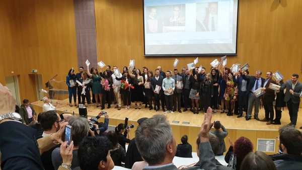 &Sigma;&epsilon; &pi;&alpha;&nu;&eta;&gamma;&upsilon;&rho;&iota;&kappa;ό &kappa;&lambda;ί&mu;&alpha; &eta; &omicron;&rho;&kappa;&omega;&mu;&omicron;&sigma;ί&alpha; &tau;&omega;&nu; &alpha;&pi;&omicron;&phi;&omicron;ί&tau;&omega;&nu; &tau;&omicron;&upsilon; &Tau;&mu;ή&mu;&alpha;&tau;&omicron;&sigmaf; &Omicron;&rho;&gamma;ά&nu;&omega;&sigma;&eta;&sigmaf; &kappa;&alpha;&iota; &Delta;&iota;&omicron;ί&kappa;&eta;&sigma;&eta;&sigmaf; &Epsilon;&pi;&iota;&chi;&epsilon;&iota;&rho;ή&sigma;&epsilon;&omega;&nu; (VIDEO)