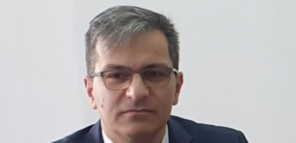 &Omicron; &pi;&rho;ύ&tau;&alpha;&nu;&eta;&sigmaf; &tau;&omicron;&upsilon; &pi;&alpha;&nu;&epsilon;&pi;&iota;&sigma;&tau;&eta;&mu;ί&omicron;&upsilon; &Delta;&upsilon;&tau;&iota;&kappa;ή&sigmaf; &Mu;&alpha;&kappa;&epsilon;&delta;&omicron;&nu;ί&alpha;&sigmaf; &Theta;&epsilon;ό&delta;&omega;&rho;&omicron;&sigmaf; &Theta;&epsilon;&omicron;&delta;&omicron;&upsilon;&lambda;ί&delta;&eta;&sigmaf;, &sigma;&tau;&omicron; &delta;&epsilon;&lambda;&tau;ί&omicron; &tau;&omicron;&upsilon; West (video)