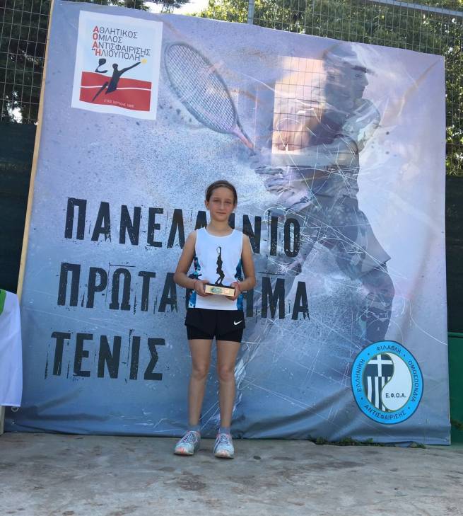 &Eta; &Phi;έ&nu;&iota;&alpha; &Pi;&epsilon;&tau;&sigma;&omicron;ύ&lambda;&alpha; &sigma;&tau;&eta; &delta;&epsilon;ύ&tau;&epsilon;&rho;&eta; &theta;έ&sigma;&eta;  &tau;&omicron;&upsilon; &pi;&alpha;&nu;&epsilon;&lambda;&lambda;ή&nu;&iota;&omicron;&upsilon; &pi;&rho;&omega;&tau;&alpha;&theta;&lambda;ή&mu;&alpha;&tau;&omicron;&sigmaf; &tau;έ&nu;&iota;&sigmaf;