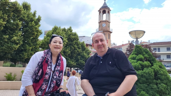 &Sigma;&upsilon;&nu;έ&nu;&tau;&epsilon;&upsilon;&xi;&eta; &mu;&epsilon; &tau;&eta;&nu; &Mu;&epsilon;&lambda;ί&nu;&alpha; &Mu;&pi;&omicron;&tau;έ&lambda;&lambda;&eta;  - &Theta;&epsilon;&alpha;&tau;&rho;&iota;&kappa;ή &pi;&alpha;&rho;ά&sigma;&tau;&alpha;&sigma;&eta; &mu;&epsilon; &epsilon;&lambda;&epsilon;ύ&theta;&epsilon;&rho;&eta; &epsilon;ί&sigma;&omicron;&delta;&omicron;