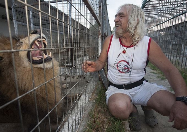 ''&Omicron; &Xi;&alpha;&nu;&theta;ό&sigmaf; &Mu;ά&gamma;&omicron;&sigmaf;: Ό&tau;&alpha;&nu; &tau;&omicron; show &tau;&epsilon;&lambda;&epsilon;&iota;ώ&sigma;&epsilon;&iota;''