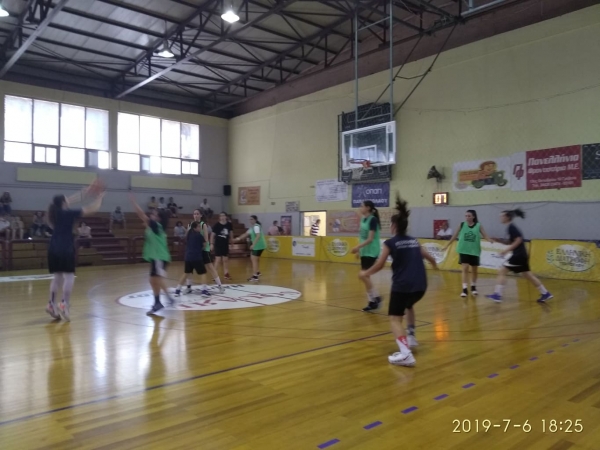 &Phi;&iota;&lambda;&alpha;&nu;&theta;&rho;&omega;&pi;&iota;&kappa;ό&sigmaf; &alpha;&gamma;ώ&nu;&alpha;&sigmaf; &gamma;&upsilon;&nu;&alpha;&iota;&kappa;&epsilon;ί&omega;&nu; &omicron;&mu;ά&delta;&omega;&nu; &mu;&pi;ά&sigma;&kappa;&epsilon;&tau; (VIDEO)