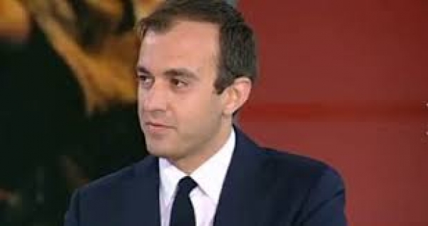 &Epsilon;&lambda;&lambda;&eta;&nu;&omicron;&tau;&omicron;&upsilon;&rho;&kappa;&iota;&kappa;ά: &Omicron; &beta;&omicron;&upsilon;&lambda;&epsilon;&upsilon;&tau;ή&sigmaf; - &delta;&iota;&epsilon;&theta;&nu;&omicron;&lambda;ό&gamma;&omicron;&sigmaf; &Tau;ά&sigma;&omicron;&sigmaf; &Chi;&alpha;&tau;&zeta;&eta;&beta;&alpha;&sigma;&iota;&lambda;&epsilon;ί&omicron;&upsilon; &sigma;&tau;&omicron; &delta;&epsilon;&lambda;&tau;ί&omicron; &tau;&omicron;&upsilon; west (VIDEO)