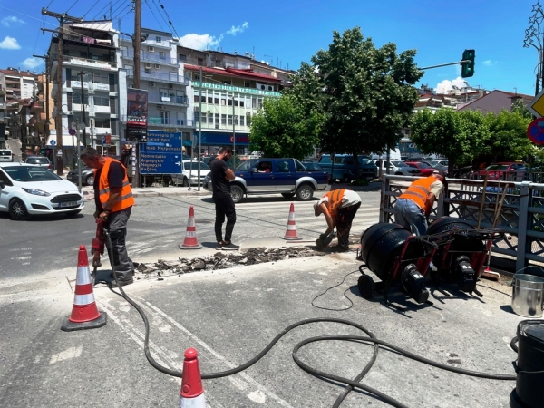 &Delta;ή&mu;&omicron;&sigmaf; &Gamma;&rho;&epsilon;&beta;&epsilon;&nu;ώ&nu;: &Beta;&epsilon;&lambda;&tau;&iota;&omega;&tau;&iota;&kappa;έ&sigmaf; &pi;&alpha;&rho;&epsilon;&mu;&beta;ά&sigma;&epsilon;&iota;&sigmaf; &sigma;&tau;&eta; &gamma;έ&phi;&upsilon;&rho;&alpha; &tau;&eta;&sigmaf; 13&eta;&sigmaf; &Omicron;&kappa;&tau;&omega;&beta;&rho;ί&omicron;&upsilon; (&Phi;&omega;&tau;&omicron;&gamma;&rho;&alpha;&phi;ί&epsilon;&sigmaf;)