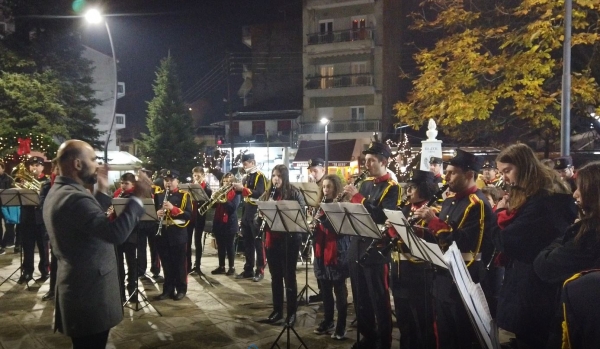 "&Pi;&Alpha;&Nu;&Delta;&Omega;&Rho;&Alpha;", &eta; &Phi;&iota;&lambda;&alpha;&rho;&mu;&omicron;&nu;&iota;&kappa;ή &tau;&omicron;&upsilon; &Delta;ή&mu;&omicron;&upsilon; &Kappa;&omicron;&zeta;ά&nu;&eta;&sigmaf; &sigma;&tau;&alpha; &Gamma;&rho;&epsilon;&beta;&epsilon;&nu;ά (VIDEO)