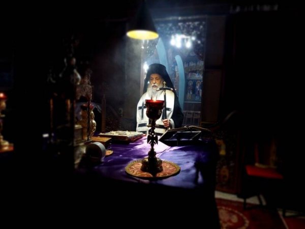 &Sigma;&tau;&omicron; &Pi;&omicron;&lambda;&upsilon;&nu;έ&rho;&iota; &kappa;&alpha;&iota; &sigma;&tau;&omicron; &Epsilon;&lambda;&epsilon;&upsilon;&theta;&epsilon;&rho;&omicron;&chi;ώ&rho;&iota; &omicron; &Mu;&eta;&tau;&rho;&omicron;&pi;&omicron;&lambda;ί&tau;&eta;&sigmaf; &Gamma;&rho;&epsilon;&beta;&epsilon;&nu;ώ&nu;