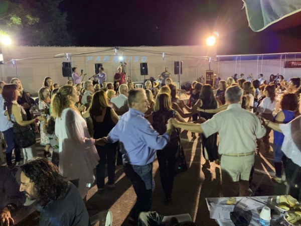 &Tau;&omicron; &Pi;&alpha;&rho;&alpha;&delta;&omicron;&sigma;&iota;&alpha;&kappa;ό &gamma;&lambda;έ&nu;&tau;&iota; &tau;&omicron;&upsilon; &Sigma;&upsilon;&lambda;&lambda;ό&gamma;&omicron;&upsilon; &Gamma;&rho;&epsilon;&beta;&epsilon;&nu;&iota;&omega;&tau;ώ&nu; &Kappa;&omicron;&zeta;ά&nu;&eta;&sigmaf; &laquo;&Omicron; &Alpha;&iota;&mu;&iota;&lambda;&iota;&alpha;&nu;ό&sigmaf;&raquo; (&Beta;ί&nu;&tau;&epsilon;&omicron; &amp; &Phi;&omega;&tau;&omicron;&gamma;&rho;&alpha;&phi;ί&epsilon;&sigmaf;)