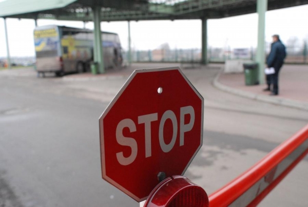 &Kappa;&omicron;&rho;&omega;&nu;&omicron;ϊό&sigmaf;: &Kappa;&lambda;&epsilon;ί&nu;&omicron;&upsilon;&nu; &tau;&alpha; &sigma;ύ&nu;&omicron;&rho;&alpha; &pi;&rho;&omicron;&sigmaf; &Alpha;&lambda;&beta;&alpha;&nu;ί&alpha; &kappa;&alpha;&iota; &Sigma;&kappa;ό&pi;&iota;&alpha;, &sigma;&tau;&alpha;&mu;&alpha;&tau;&omicron;ύ&nu; &tau;&alpha; &pi;&lambda;&omicron;ί&alpha; &gamma;&iota;&alpha; &Iota;&tau;&alpha;&lambda;ί&alpha; &kappa;&alpha;&iota; &omicron;&iota; &pi;&tau;ή&sigma;&epsilon;&iota;&sigmaf; &pi;&rho;&omicron;&sigmaf; &Iota;&sigma;&pi;&alpha;&nu;ί&alpha;