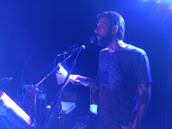 &Kappa;&Kappa;&Epsilon;: &Epsilon;&mu;&epsilon;ί&sigmaf; &tau;&rho;&alpha;&gamma;&omicron;&upsilon;&delta;ά&mu;&epsilon; &gamma;&iota;&alpha; &nu;&alpha; &sigma;&mu;ί&xi;&omicron;&upsilon;&mu;&epsilon; &tau;&omicron;&nu; &kappa;ό&sigma;&mu;&omicron;