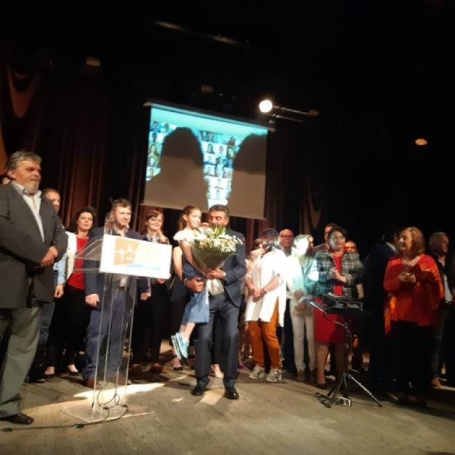 &Mu;ή&nu;&upsilon;&mu;&alpha; &Nu;&Iota;&Kappa;&Eta;&Sigma; &sigma;&tau;&eta;&nu; &kappa;&epsilon;&nu;&tau;&rho;&iota;&kappa;ή &omicron;&mu;&iota;&lambda;ί&alpha; &tau;&omicron;&upsilon; &Gamma;&iota;ώ&rho;&gamma;&omicron;&upsilon; &Delta;&alpha;&sigma;&tau;&alpha;&mu;ά&nu;&eta; &kappa;&alpha;&iota; &tau;&omicron;&upsilon; &sigma;&upsilon;&nu;&delta;&upsilon;&alpha;&sigma;&mu;&omicron;ύ &laquo;&Gamma;&rho;&epsilon;&beta;&epsilon;&nu;ά &Sigma;&upsilon;&mu;&mu;&epsilon;&tau;έ&chi;&omega; &Epsilon;&nu;&epsilon;&rho;&gamma;ά