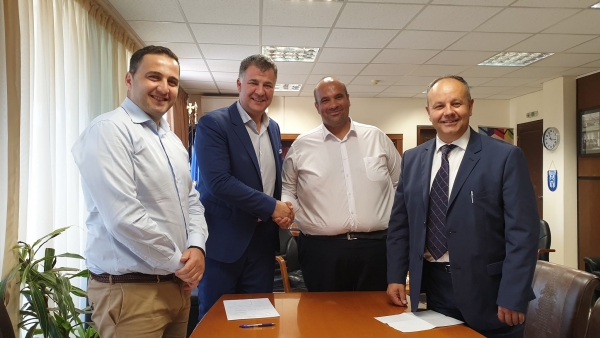 T&epsilon;&lambda;&epsilon;&tau;ή &pi;&alpha;&rho;ά&delta;&omicron;&sigma;&eta;&sigmaf;-&pi;&alpha;&rho;&alpha;&lambda;&alpha;&beta;ή&sigmaf; &tau;&eta;&sigmaf; &Alpha;&nu;&tau;&iota;&pi;&epsilon;&rho;&iota;&phi;έ&rho;&epsilon;&iota;&alpha;&sigmaf; &Gamma;&rho;&epsilon;&beta;&epsilon;&nu;ώ&nu;.  (VIDEO)