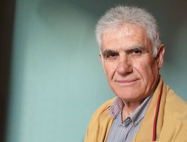 &Delta;&eta;&mu;ή&tau;&rho;&iota;&omicron;&sigmaf;  &Kappa;&omega;&nu;&sigma;&tau;&alpha;&nu;&tau;ή&sigmaf;: &laquo;&kappa;&alpha;&mu;ί&alpha; &psi;ή&phi;&omicron; &sigma;&epsilon; &alpha;&nu;ί&delta;&epsilon;&omicron;&upsilon;&sigmaf;..&raquo;
