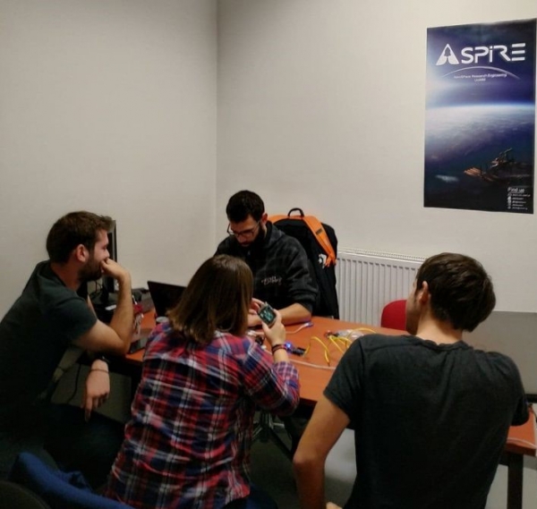 &Pi;&rho;ώ&tau;&eta; &theta;έ&sigma;&eta; &gamma;&iota;&alpha;&tau;&eta;&nu; &omicron;&mu;ά&delta;&alpha; &alpha;&epsilon;&rho;&omicron;&delta;&iota;&alpha;&sigma;&tau;&eta;&mu;&iota;&kappa;ή&sigmaf; &tau;&omicron;&upsilon; &Pi;&alpha;&nu;&epsilon;&pi;&iota;&sigma;&tau;&eta;&mu;ί&omicron;&upsilon; &Delta;&upsilon;&tau;&iota;&kappa;ή&sigmaf; &Mu;&alpha;&kappa;&epsilon;&delta;&omicron;&nu;ί&alpha;&sigmaf; ASPiRE, &sigma;&tau;&omicron;&nu; &delta;&iota;&alpha;&gamma;&omega;&nu;&iota;&sigma;&mu;ό CanSat in Greece 2020.