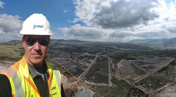 Έ&nu;&alpha;&sigmaf; &Gamma;&rho;&epsilon;&beta;&epsilon;&nu;&iota;ώ&tau;&eta;&sigmaf; &mu;&eta;&chi;&alpha;&nu;&iota;&kappa;ό&sigmaf; &laquo;&alpha;&nu;ά&beta;&epsilon;&iota;&raquo; &tau;&omicron; &mu;&epsilon;&gamma;&alpha;&lambda;ύ&tau;&epsilon;&rho;&omicron; bifacial (&delta;&iota;&pi;&lambda;ή&sigmaf; ό&psi;&eta;&sigmaf;) &phi;&omega;&tau;&omicron;&beta;&omicron;&lambda;&tau;&alpha;ϊ&kappa;ό &tau;&eta;&sigmaf; &Epsilon;&upsilon;&rho;ώ&pi;&eta;&sigmaf;.