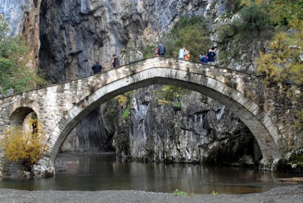 &Epsilon;&rho;ώ&tau;&eta;&sigma;&eta; &sigma;&tau;&eta;&nu; &Epsilon;&lambda;&lambda;&eta;&nu;&iota;&kappa;ή &Beta;&omicron;&upsilon;&lambda;ή &alpha;&pi;ό &tau;&eta;&nu; "&Epsilon;&lambda;&lambda;&eta;&nu;&iota;&kappa;ή &Lambda;ύ&sigma;&eta;" &gamma;&iota;&alpha; &tau;&eta;&nu; &laquo;&Tau;&omicron;&upsilon;&rho;&iota;&sigma;&tau;&iota;&kappa;ή &pi;&rho;&omicron;&beta;&omicron;&lambda;ή &tau;&omega;&nu; &ldquo;&Sigma;&upsilon;&mu;&pi;&lambda;&eta;&gamma;ά&delta;&omega;&nu;&rdquo; &tau;&omega;&nu; &Gamma;&rho;&epsilon;&beta;&epsilon;&nu;ώ&nu;&raquo;