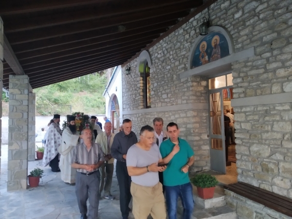 &Omicron;&iota; &theta;&epsilon;ί&epsilon;&sigmaf; &lambda;&epsilon;&iota;&tau;&omicron;&upsilon;&rho;&gamma;ί&epsilon;&sigmaf; &tau;&omicron;&upsilon; &Mu;&eta;&tau;&rho;&omicron;&pi;&omicron;&lambda;ί&tau;&eta; &Gamma;&rho;&epsilon;&beta;&epsilon;&nu;ώ&nu; &kappa;. &Delta;&alpha;&beta;ί&delta;.