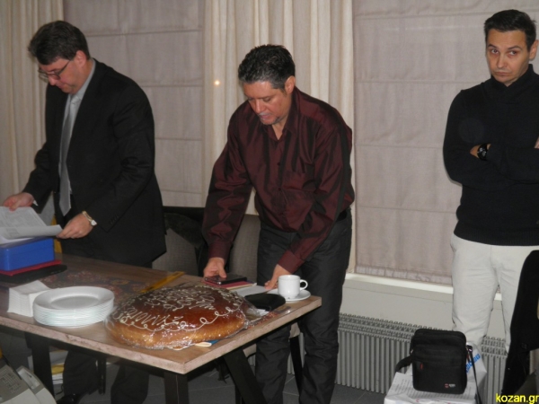 &Omicron;&iota; &Sigma;&alpha;&mu;&alpha;&rho;&iota;&nu;&alpha;ί&omicron;&iota; &tau;&eta;&sigmaf; &Kappa;&omicron;&zeta;ά&nu;&eta;&sigmaf; έ&kappa;&omicron;&psi;&alpha;&nu;, &tau;&eta;&nu; &Kappa;&upsilon;&rho;&iota;&alpha;&kappa;ή 12/1, &tau;&eta; &beta;&alpha;&sigma;&iota;&lambda;ό&pi;&iota;&tau;ά &tau;&omicron;&upsilon;&sigmaf; (&Beta;ί&nu;&tau;&epsilon;&omicron; &amp; &Phi;&omega;&tau;&omicron;&gamma;&rho;&alpha;&phi;ί&epsilon;&sigmaf;)