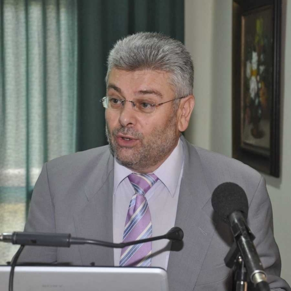 &Omicron; &sigma;&upsilon;&nu;&tau;&omicron;&pi;ί&tau;&eta;&sigmaf; &mu;&alpha;&sigmaf; &kappa;&alpha;&theta;&eta;&gamma;&eta;&tau;ή&sigmaf; &Beta;&iota;&omicron;&lambda;&omicron;&gamma;ί&alpha;&sigmaf; Dr. &Theta;&omega;&mu;ά&sigmaf; &Sigma;&alpha;&beta;&beta;ί&delta;&eta;&sigmaf; &alpha;&pi;ό &tau;&omicron; &Kappa;&lambda;&eta;&mu;&alpha;&tau;ά&kappa;&iota; &Gamma;&rho;&epsilon;&beta;&epsilon;&nu;ώ&nu;, &kappa;&alpha;&tau;&alpha;&tau;ά&sigma;&sigma;&epsilon;&tau;&alpha;&iota; &sigma;&tau;&omicron;&upsilon;&sigmaf; &kappa;&omicron;&rho;&upsilon;&phi;&alpha;ί&omicron;&upsilon;&sigmaf; &epsilon;&pi;&iota;&sigma;&tau;ή&mu;&omicron;&nu;&epsilon;&sigmaf; (top scientists) &pi;&alpha;&gamma;&kappa;&omicron;&sigma;&mu;ί&omega;&sigmaf;