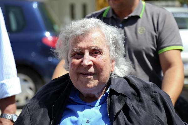 &Pi;έ&theta;&alpha;&nu;&epsilon; &omicron; &Mu;ί&kappa;&eta;&sigmaf; &Theta;&epsilon;&omicron;&delta;&omega;&rho;ά&kappa;&eta;&sigmaf; - &Eta; &Rho;&omega;&mu;&iota;&omicron;&sigma;ύ&nu;&eta; &kappa;&alpha;&iota; ό&lambda;&eta; &eta; &Epsilon;&lambda;&lambda;ά&delta;&alpha; &theta;&rho;&eta;&nu;&omicron;ύ&nu;