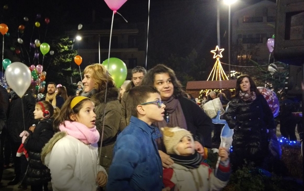 Ά&nu;&alpha;&psi;&epsilon; &tau;&omicron; &delta;έ&nu;&tau;&rho;&omicron; &tau;&omega;&nu; &epsilon;&upsilon;&chi;ώ&nu; &sigma;&tau;&eta;&nu; &kappa;&epsilon;&nu;&tau;&rho;&iota;&kappa;ή &pi;&lambda;&alpha;&tau;&epsilon;ί&alpha; &tau;&eta;&sigmaf; &pi;ό&lambda;&eta;&sigmaf;. (VIDEO)