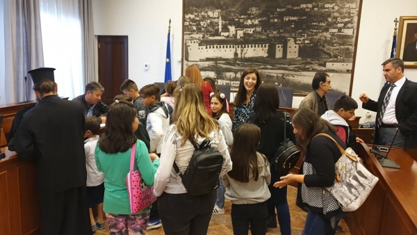 1&eta; &Sigma;&upsilon;&nu;ά&nu;&tau;&eta;&sigma;&eta; &mu;&alpha;&theta;&eta;&tau;ώ&nu; &kappa;&alpha;&iota; &kappa;&alpha;&theta;&eta;&gamma;&eta;&tau;ώ&nu; &tau;&eta;&sigmaf; &Phi;&iota;&lambda;&alpha;&rho;&mu;&omicron;&nu;&iota;&kappa;ή&sigmaf; &ldquo;&Omicron; &Omicron;&rho;&phi;&epsilon;ύ&sigmaf;" (VIDEO)