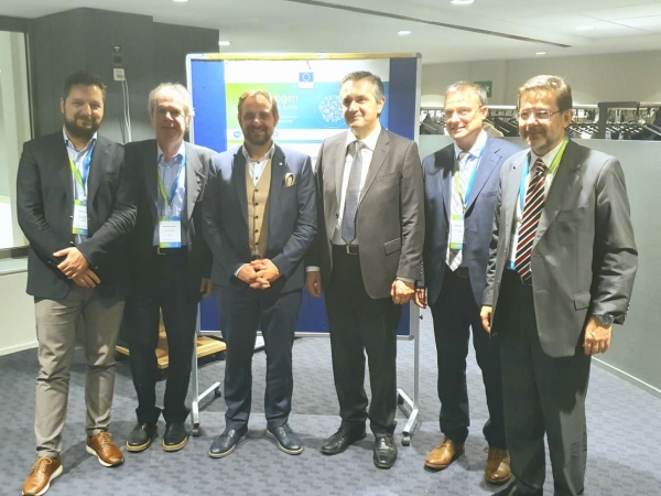 &Kappa;&alpha;&tau;&alpha;&tau;έ&theta;&eta;&kappa;&epsilon; &sigma;&tau;&eta;&nu; &Epsilon;&upsilon;&rho;&omega;&pi;&alpha;ϊ&kappa;ή Έ&nu;&omega;&sigma;&eta; &eta; &pi;&rho;ό&tau;&alpha;&sigma;&eta; &tau;&eta;&sigmaf; &Delta;&upsilon;&tau;&iota;&kappa;ή&sigmaf; &Mu;&alpha;&kappa;&epsilon;&delta;&omicron;&nu;ί&alpha;&sigmaf; &gamma;&iota;&alpha; &epsilon;&phi;&alpha;&rho;&mu;&omicron;&gamma;έ&sigmaf; &kappa;&alpha;&iota; &epsilon;&pi;&epsilon;&nu;&delta;ύ&sigma;&epsilon;&iota;&sigmaf; &sigma;&tau;&eta;&nu; &tau;&epsilon;&chi;&nu;&omicron;&lambda;&omicron;&gamma;ί&alpha; &upsilon;&delta;&rho;&omicron;&gamma;ό&nu;&omicron;&upsilon;