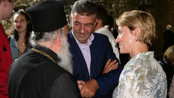 &Sigma;&tau;&eta;&nu; &kappa;&omicron;&iota;&nu;ό&tau;&eta;&tau;&alpha; &Pi;&epsilon;&rho;&iota;&beta;&omicron;&lambda;ί&omicron;&upsilon; &omicron; &Delta;ή&mu;&alpha;&rho;&chi;&omicron;&sigmaf; &Gamma;&rho;&epsilon;&beta;&epsilon;&nu;ώ&nu; &Gamma;&iota;ώ&rho;&gamma;&omicron;&sigmaf; &Delta;&alpha;&sigma;&tau;&alpha;&mu;ά&nu;&eta;&sigmaf; &ndash; &Pi;&lambda;ή&theta;&omicron;&sigmaf; &kappa;ό&sigma;&mu;&omicron;&upsilon; &sigma;&tau;&omicron;&nu; &epsilon;&omicron;&rho;&tau;&alpha;&sigma;&mu;ό &tau;&omicron;&upsilon; &Gamma;&epsilon;&nu;&epsilon;&theta;&lambda;ί&omicron;&upsilon; &tau;&eta;&sigmaf; &Theta;&epsilon;&omicron;&tau;ό&kappa;&omicron;&upsilon; (video)