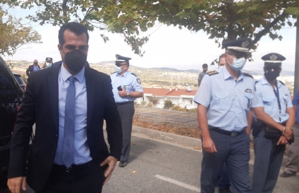 M&epsilon; &tau;&omicron; &sigma;ύ&nu;&theta;&eta;&mu;&alpha; &ldquo;&theta;έ&lambda;&omicron;&upsilon;&mu;&epsilon; &tau;&eta; &delta;&omicron;&upsilon;&lambda;&epsilon;&iota;ά &mu;&alpha;&sigmaf; &pi;ί&sigma;&omega;&rdquo;, &upsilon;&pi;&omicron;&delta;έ&chi;&tau;&eta;&kappa;&alpha;&nu; &tau;&omicron;&nu; &Upsilon;&pi;&omicron;&upsilon;&rho;&gamma;ό &Upsilon;&gamma;&epsilon;ί&alpha;&sigmaf; &Theta;ά&nu;&omicron; &Pi;&lambda;&epsilon;ύ&rho;&eta;, &upsilon;&gamma;&epsilon;&iota;&omicron;&nu;&omicron;&mu;&iota;&kappa;&omicron;ί &pi;&omicron;&upsilon; &tau;έ&theta;&eta;&kappa;&alpha;&nu; &sigma;&epsilon; &alpha;&nu;&alpha;&sigma;&tau;&omicron;&lambda;ή &epsilon;&rho;&gamma;&alpha;&sigma;ί&alpha;&sigmaf; &epsilon;&pi;&epsilon;&iota;&delta;ή &delta;&epsilon;&nu; &epsilon;&mu;&beta;&omicron;&lambda;&iota;ά&sigma;&tau;&eta;&kappa;&alpha;&nu;