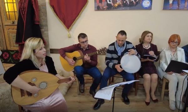 &Epsilon;&Nu;&Alpha; &Tau;&Alpha;&Xi;&Iota;&Delta;&Iota; &Sigma;&Tau;&Omicron; &Chi;&Rho;&Omicron;&Nu;&Omicron; - &Mu;&iota;&alpha; &alpha;&nu;&alpha;&delta;&rho;&omicron;&mu;ή &sigma;&tau;&omicron; &pi;&alpha;&rho;&epsilon;&lambda;&theta;ό&nu; &kappa;&alpha;&iota; &sigma;&tau;&iota;&sigmaf; &alpha;&nu;&alpha;&mu;&nu;ή&sigma;&epsilon;&iota;&sigmaf; &gamma;&upsilon;&nu;&alpha;&iota;&kappa;ώ&nu; (VIDEO)