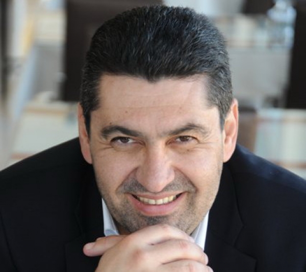 &Delta;&eta;&mu;&omicron;&sigma;&theta;έ&nu;&eta;&sigmaf; &Kappa;&omicron;&upsilon;&pi;&tau;&sigma;ί&delta;&eta;&sigmaf;: &laquo;&Delta;&epsilon;&nu; &mu;&pi;&omicron;&rho;ώ &nu;&alpha; &alpha;&nu;&epsilon;&chi;&theta;ώ &upsilon;&pi;&omicron;&psi;&eta;&phi;ί&omicron;&upsilon;&sigmaf; &pi;&rho;&omicron;έ&delta;&rho;&omicron;&upsilon;&sigmaf;, &epsilon;&pi;&epsilon;&iota;&delta;ή &tau;&omicron; &theta;έ&lambda;&omicron;&upsilon;&nu; &kappa;ά&pi;&omicron;&iota;&omicron;&iota; &delta;&eta;&mu;&omicron;&sigma;&iota;&omicron;&gamma;&rho;ά&phi;&omicron;&iota; &kappa;&alpha;&iota; &Mu;&Mu;&Epsilon;&raquo;