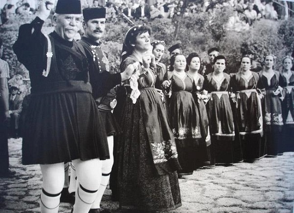 &Beta;&lambda;&alpha;&chi;ό&phi;&omega;&nu;&omicron;&sigmaf; &Epsilon;&lambda;&lambda;&eta;&nu;&iota;&sigma;&mu;ό&sigmaf;: &Pi;&rho;&omicron;&sigma;&phi;&omicron;&rho;ά &kappa;&alpha;&iota; &sigma;&kappa;ό&pi;&iota;&mu;&eta; &alpha;&mu;&phi;&iota;&sigma;&beta;ή&tau;&eta;&sigma;&eta;