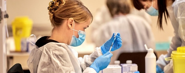 &Kappa;&omicron;&rho;&omicron;&nu;&omicron;ϊό&sigmaf; - &Epsilon;&pi;&iota;&tau;&rho;&omicron;&pi;ή &epsilon;&mu;&pi;&epsilon;&iota;&rho;&omicron;&gamma;&nu;&omega;&mu;ό&nu;&omega;&nu;: &Sigma;&epsilon; &pi;&omicron;&iota;&omicron;&upsilon;&sigmaf; &kappa;&alpha;&iota; &mu;&epsilon; &pi;&omicron;&iota;&epsilon;&sigmaf; &pi;&rho;&omicron;ϋ&pi;&omicron;&theta;έ&sigma;&epsilon;&iota;&sigmaf; &theta;&alpha; &chi;&omicron;&rho;&eta;&gamma;&epsilon;ί&tau;&alpha;&iota; &eta; &Kappa;&omicron;&lambda;&chi;&iota;&kappa;ί&nu;&eta;