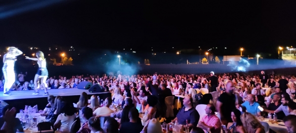 &Gamma;έ&mu;&iota;&sigma;&epsilon; &alpha;&pi;ό &kappa;ό&sigma;&mu;&omicron;, &tau;&omicron; &beta;&rho;ά&delta;&upsilon; &tau;&eta;&sigmaf; &Tau;&epsilon;&tau;ά&rho;&tau;&eta;&sigmaf; 27/7, &tau;&omicron; &gamma;ή&pi;&epsilon;&delta;&omicron; &tau;&eta;&sigmaf; &Epsilon;&Pi;&Sigma; &Gamma;&rho;&epsilon;&beta;&epsilon;&nu;ώ&nu; &sigma;&tau;&eta; &sigma;&upsilon;&nu;&alpha;&upsilon;&lambda;ί&alpha; &mu;&epsilon; &tau;&eta; &gamma;&nu;&omega;&sigma;&tau;ή &tau;&rho;&alpha;&gamma;&omicron;&upsilon;&delta;ί&sigma;&tau;&rho;&iota;&alpha; &Pi;ά&omicron;&lambda;&alpha; (&Phi;&omega;&tau;&omicron;&gamma;&rho;&alpha;&phi;ί&epsilon;&sigmaf; &amp; &Beta;ί&nu;&tau;&epsilon;&omicron;)