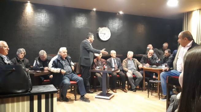 &Delta;&eta;&mu;&omicron;&sigma;&theta;έ&nu;&eta;&sigmaf; &Kappa;&omicron;&upsilon;&pi;&tau;&sigma;ί&delta;&eta;&sigmaf;: &laquo;&Alpha;&lambda;&lambda;&alpha;&gamma;ή &sigma;&tau;&omicron; &Delta;ή&mu;&omicron; &gamma;&iota;&alpha; &nu;&alpha; &pi;ά&mu;&epsilon; &mu;&pi;&rho;&omicron;&sigma;&tau;ά&raquo;.
