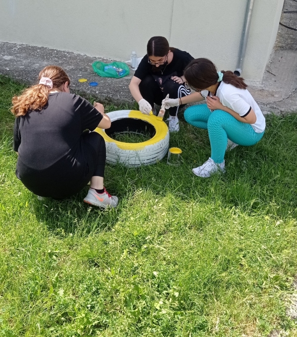 &Tau;&alpha; &pi;&alpha;&iota;&delta;&iota;ά &tau;&omicron;&upsilon; 1&omicron;&upsilon; &Gamma;&upsilon;&mu;&nu;&alpha;&sigma;ί&omicron;&upsilon; &Gamma;&rho;&epsilon;&beta;&epsilon;&nu;ώ&nu; &delta;&eta;&mu;&iota;&omicron;ύ&rho;&gamma;&eta;&sigma;&alpha;&nu; &pi;&alpha;&rho;&tau;έ&rho;&iota;&alpha; &lambda;&omicron;&upsilon;&lambda;&omicron;&upsilon;&delta;&iota;ώ&nu; &alpha;&pi;ό &pi;&alpha;&lambda;&iota;ά &lambda;ά&sigma;&tau;&iota;&chi;&alpha; &alpha;&upsilon;&tau;&omicron;&kappa;&iota;&nu;ή&tau;&omega;&nu; &mu;&epsilon; &tau;&eta; &beta;&omicron;ή&theta;&epsilon;&iota;&alpha; &tau;&omicron;&upsilon; &Delta;ή&mu;&omicron;&upsilon;