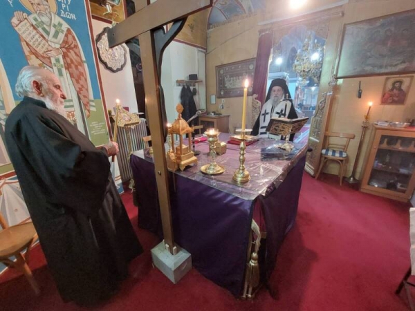 &Omicron; &Mu;&eta;&tau;&rho;&omicron;&pi;&omicron;&lambda;ί&tau;&eta;&sigmaf; &mu;&alpha;&sigmaf; &sigma;&epsilon; &Kappa;&alpha;&lambda;&lambda;&iota;&theta;έ&alpha;, &Kappa;&omicron;&sigma;&mu;ά&tau;&iota; &kappa;&alpha;&iota; &Iota;&tau;έ&alpha;